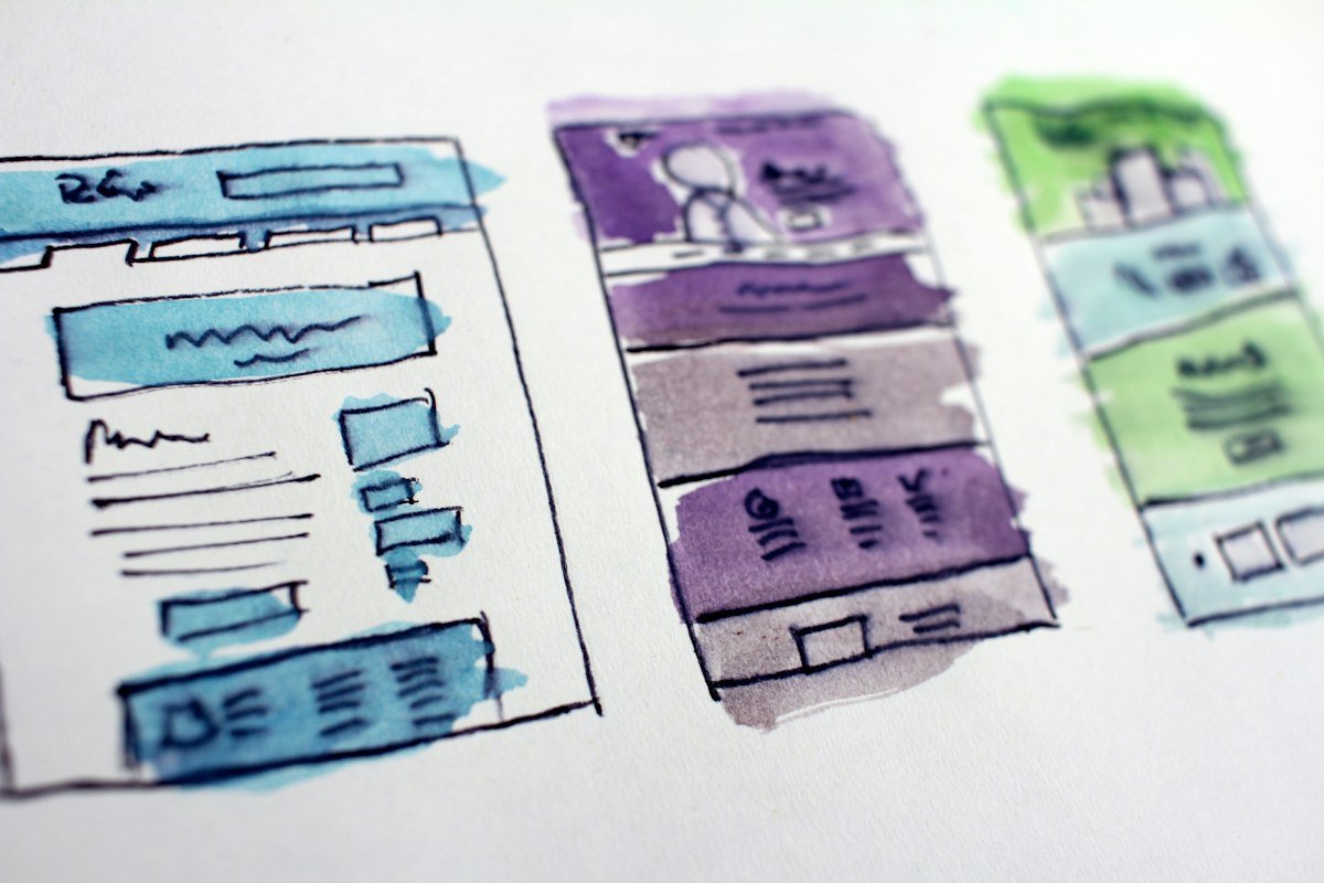 Bocetos de estructuras de páginas web dibujados en papel