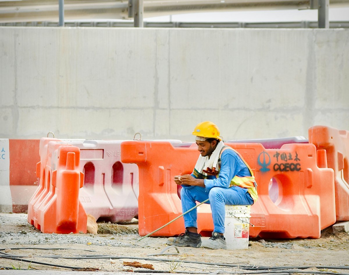 Trabajador de la construcción consultando el móvil en la obra