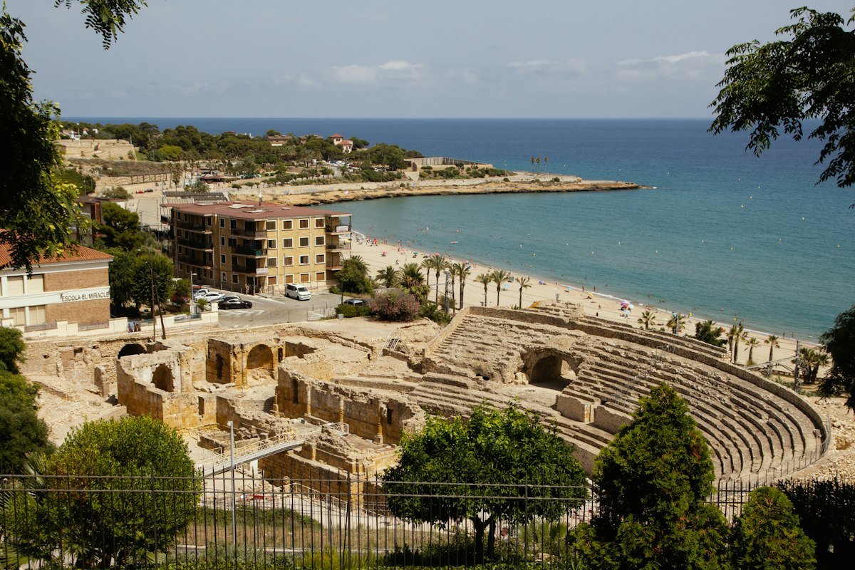 Anfiteatro romano de Tarragona junto al Mediterráneo