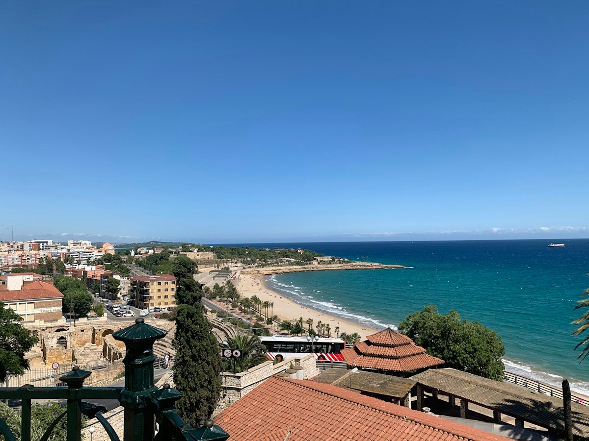 Tarragona vista des de dalt, amb la platja del Miracle i el Mediterrani